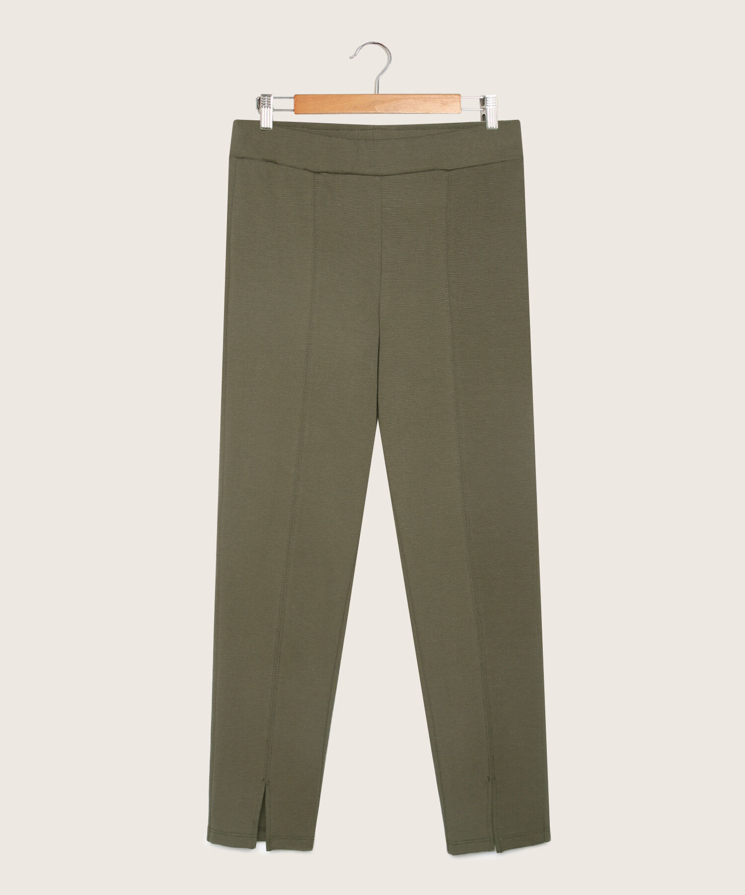 Leggings Unicolor Con Corte En Frente Y Abertura En Bota