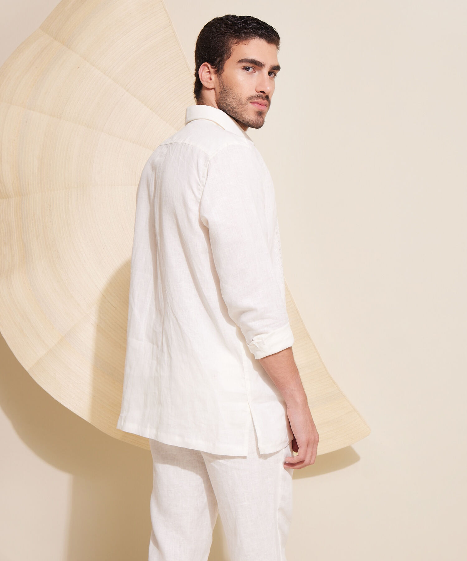 Camisa Guayabera Manga Larga, Sin Bolsillo  Con Bordado.